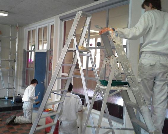TIO-leerlingen renoveren klaslokalen De Linde - Overpelt
