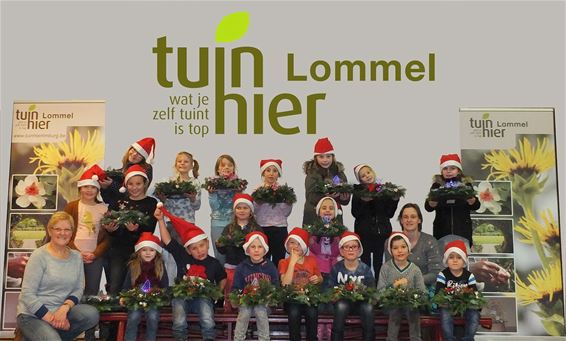 Tuinhier leert kinderen Kerstbloemstukje maken - Lommel