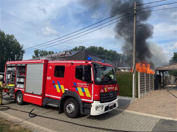 Tuinhuisje brandt volledig uit - Beringen