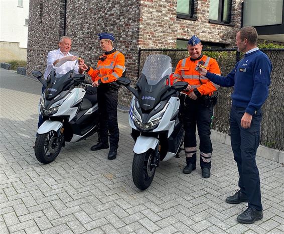 Twee nieuwe scooters voor lokale politie