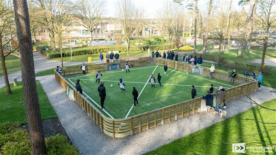 U8 Lommel SK voetbalden op het speelpleintje - Lommel