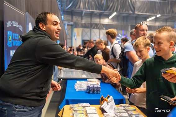 Uitverkochte Card Show lokt massa volk - Lommel