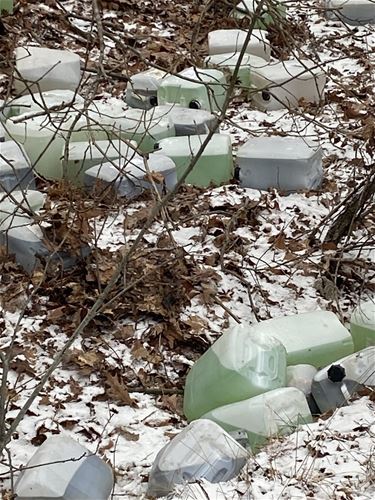 Vaten met drugsafval gedumpt langs A24 - Pelt