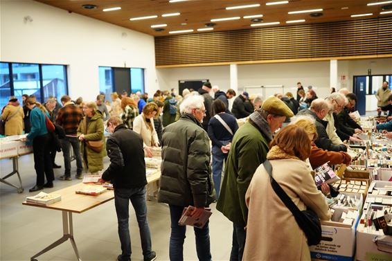 Veel volk voor boekenverkoop bib - Beringen