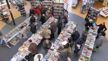 Veel volk voor boekenverkoop - Beringen
