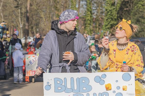 Veel volk voor de mooiste stoet van Pelt - Pelt