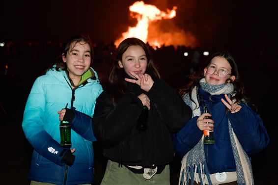 Veel volk voor kerstboomverbranding in Paal - Beringen