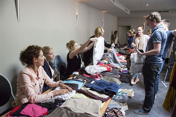 Veel volk voor kledingmarkt - Overpelt
