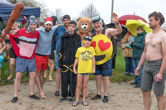 Veel volk voor nieuwjaarsduik - Beringen