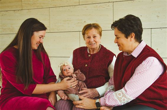 Vier generaties op één foto - Lommel