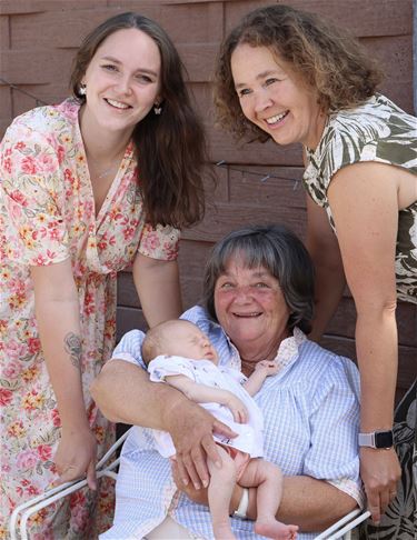 Vier generaties samen op de foto - Pelt