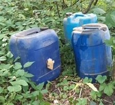 Vier vaten met chemisch afval gedumpt - Genk