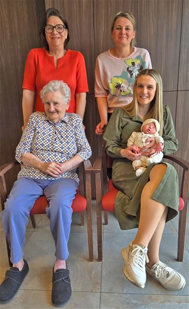Vijf generaties vrouwen op één foto - Hamont-Achel & Pelt