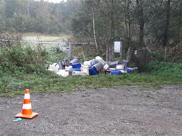 Veertig vaten gedumpt op grens Lozen - Kaulille - Bocholt