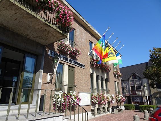 Vlaggen aan gemeentehuis halfstok - Bocholt