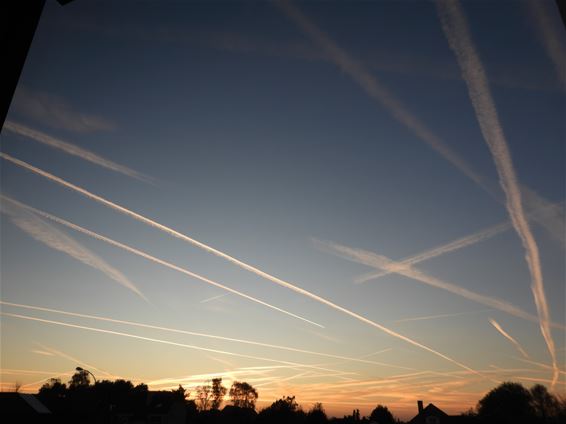 Vliegtuigstrepen, condenssporen in de lucht - Lommel