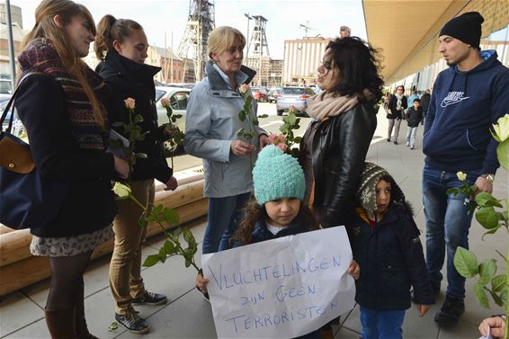 Vluchtelingen delen rozen uit - Beringen