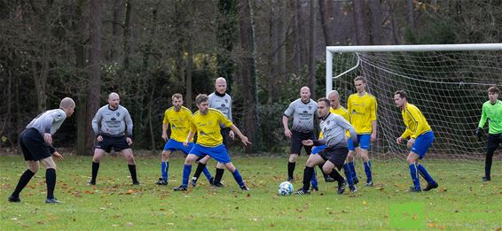 Voetbal met drie helften... - Pelt