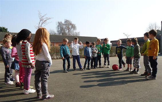 Voetbal spelen op het asfalt - Neerpelt