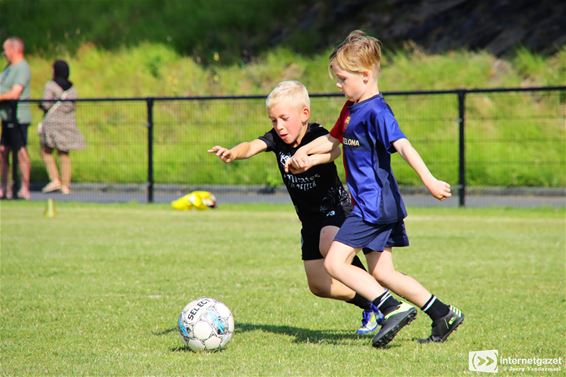 Voetbalfun op Dribbelfestival Lutlommel VV - Lommel