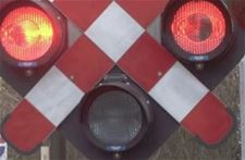 Vrachtwagen door rood op spooroverweg - Leopoldsburg