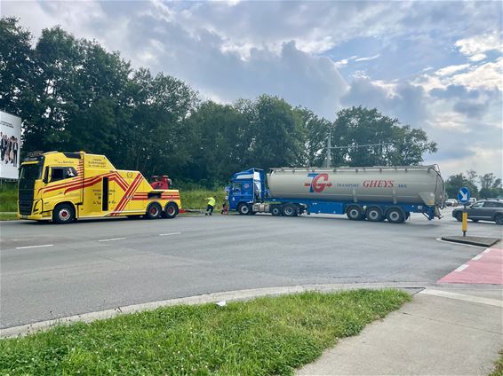 Vrachtwagen in panne midden op Paalsesteenweg - Beringen