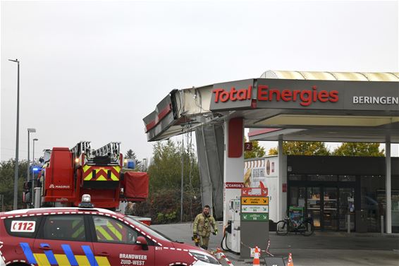 Vrachtwagen raakt tankstation - Beringen