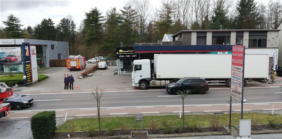 Vrachtwagen ramt tankstation - Beringen