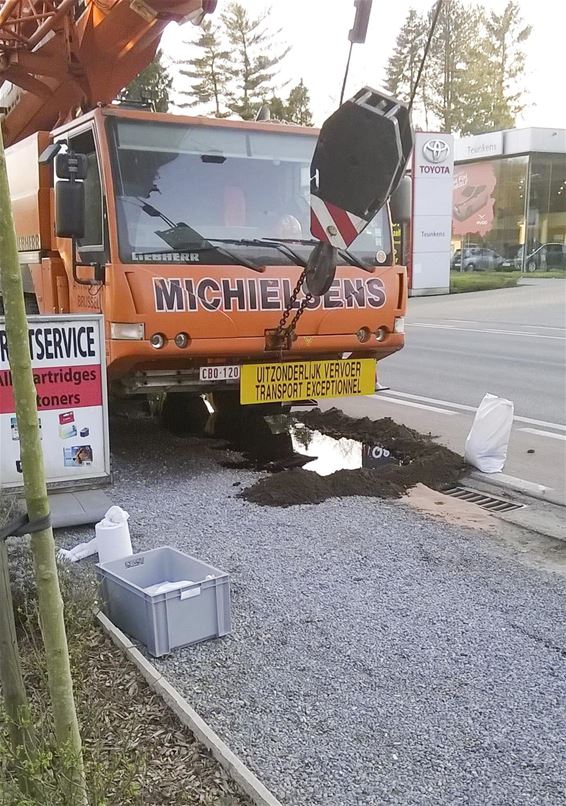 Vrachtwagen verliest 125 olie in Beverlo - Beringen
