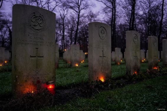 Vredeslichtjes op militaire kerkhoven - Leopoldsburg