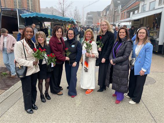 Vrouwen delen bloemen uit op de markt - Beringen