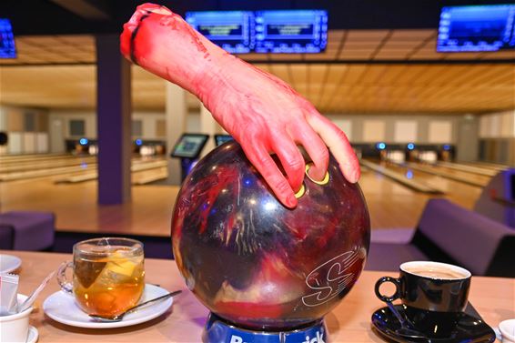 Wat een griezelige hand bij die bowlingbal! - Lommel