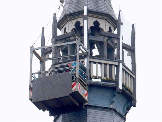 Weer werken aan de kerktorenspits - Hamont-Achel