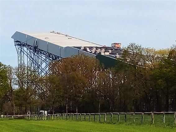 Werken aan dak skibaan - Peer