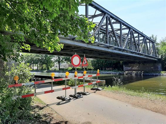 Werken aan de spoorwegbrug duren tot december - Pelt