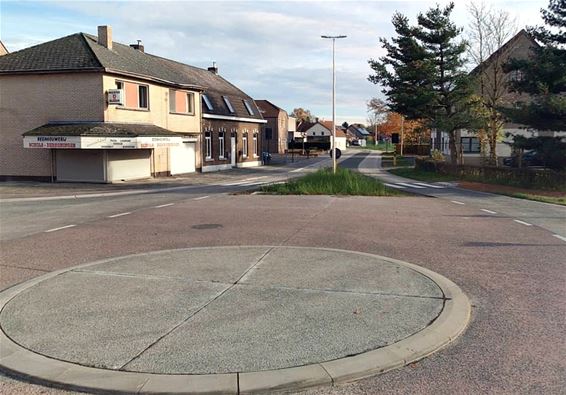 Werken aan groenvakken in Grote-Brogel - Peer