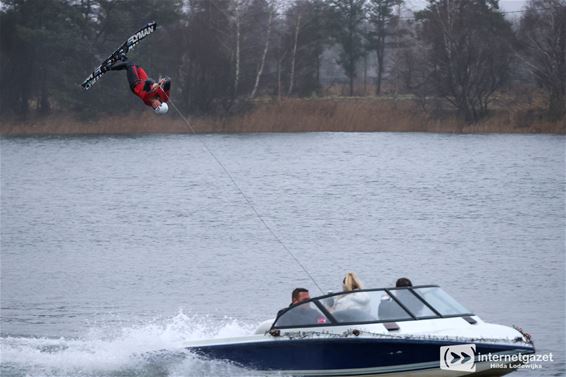 Wervelende maar koude waterski-kerstshow - Lommel