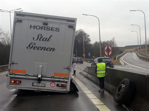 Wiel van vrachtwagen breekt af - Houthalen-Helchteren