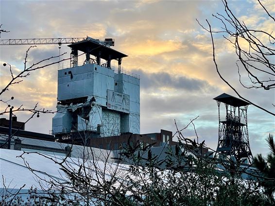 Wind rukt zeildoeken los - Beringen