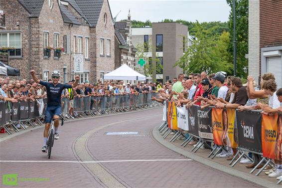 Wout Croonen wint kermiskoers voor dorpelingen - Pelt