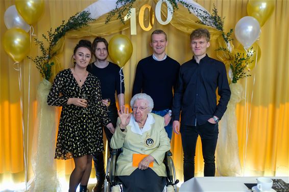 WZC Ocura viert 100-jarige Yvonne Keyen - Beringen