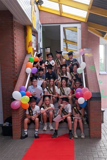 Zesdeklassers Den Heuvel zwaaien af - Lommel