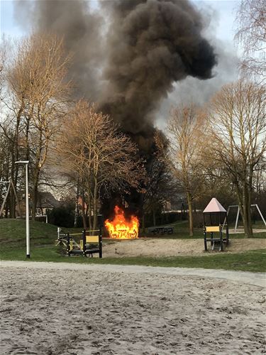 Zitbanken in stadspark in vlammen opgegaan - Hamont-Achel