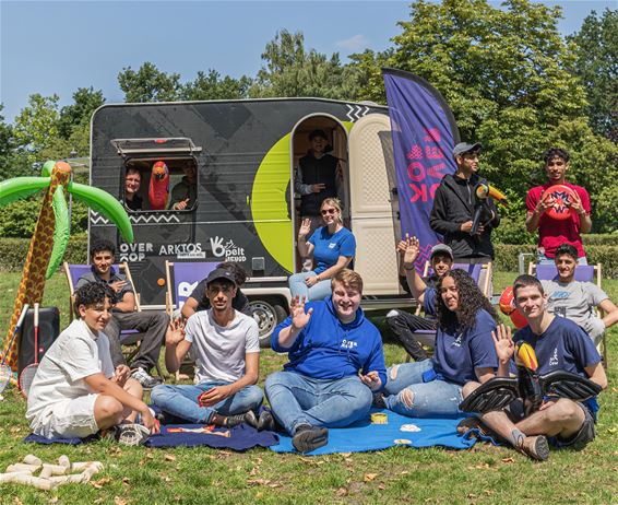 Zomerse jongerencaravan strijkt neer op pleinen