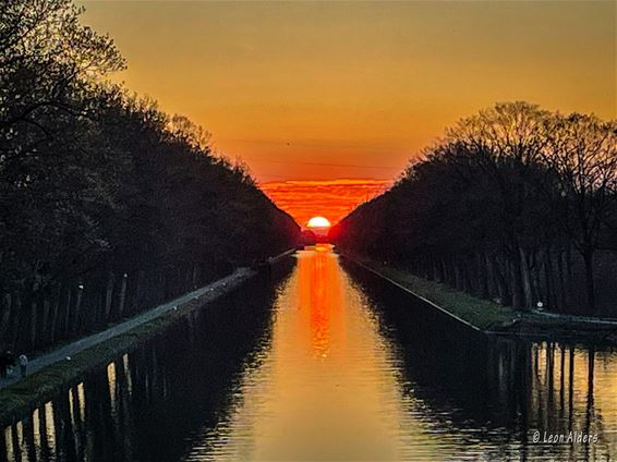 Zon zakt weg in het kanaal - Pelt