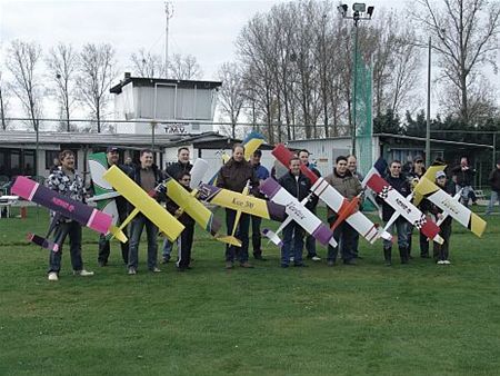 Zondag BK modelvliegen in  Henis - Tongeren