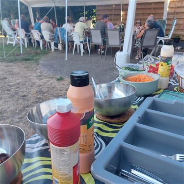 Zonnig buurtfeest in de Meester Saklaan
