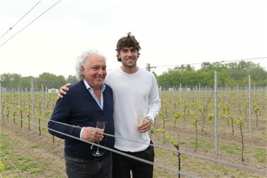 Zoon Francesco Moser proeft Peerse wijn - Peer