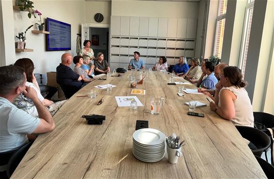 Lommel - Zuhal Demir luistert naar Lommelse schooldirecties