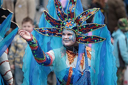 Zwiebertjes schitteren in carnavalsoptocht - Overpelt